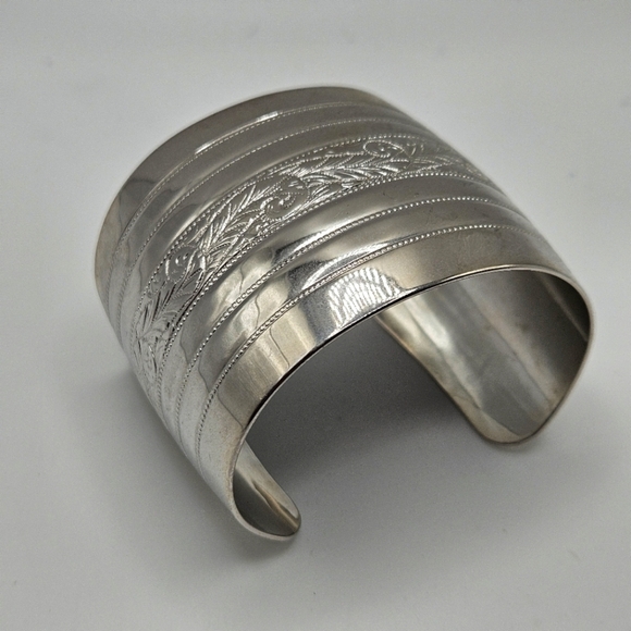 VINTAGE Monet Polished Silver Tone Etched Design Wide 2" Cuff Bracelet Signed 80 - Picture 5 of 7